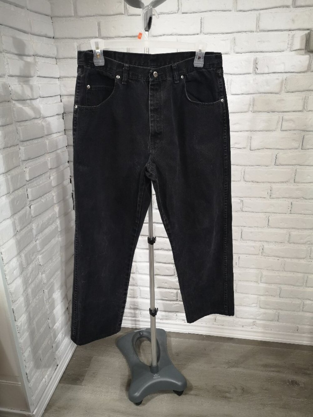 Wrangler Men's Size 38/32 Black Straight Leg Zipper & Button Closure Jeans